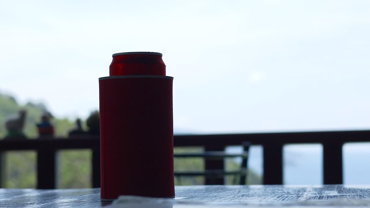 빨간색 캔이 발코니 레일링에 앉아 있다