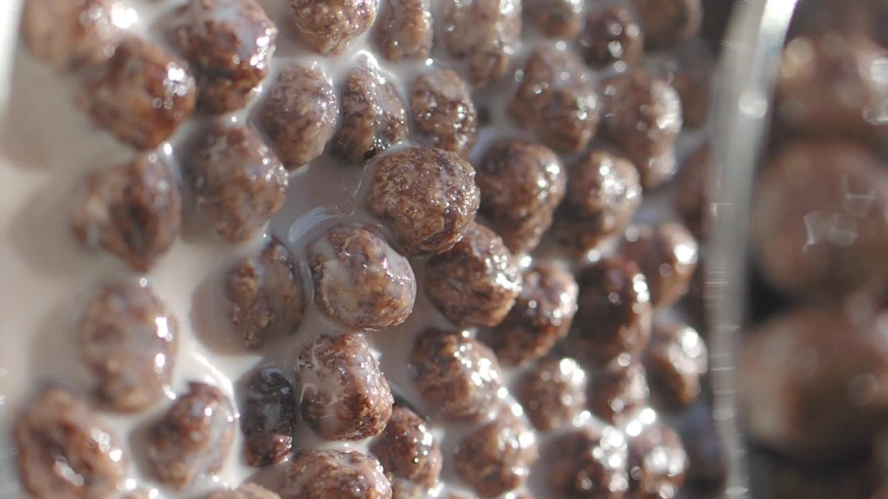 우유에 있는 초콜릿 시리얼