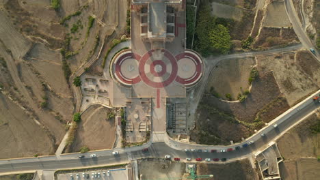 Vista-De-Pájaro-Desde-Arriba-Hacia-Abajo-De-La-Iglesia-De-Ta-Pinu,-Lugar-Famoso-En-La-Isla-Mediterránea-De-Gozo,-Malta-Desde-Una-Perspectiva-Aérea