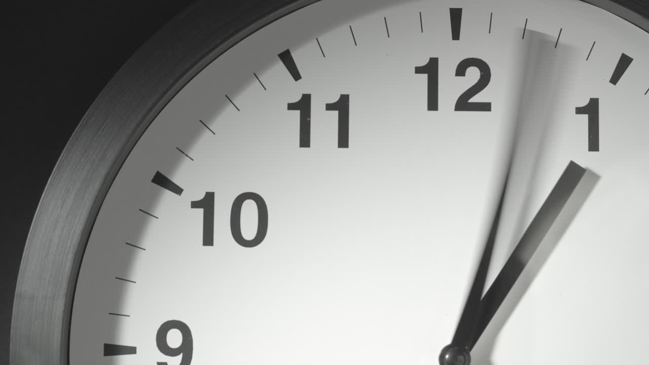 cara del reloj en el lapso de tiempo en la pared gris oscuro