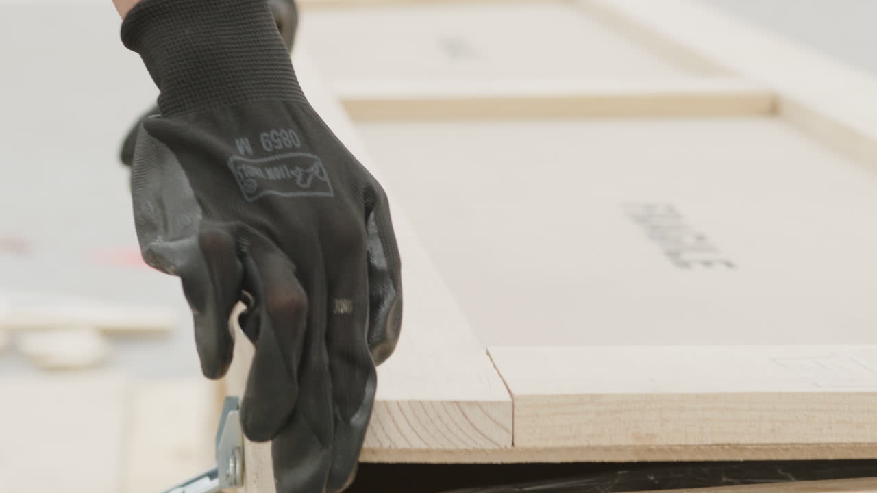 una caja abierta de madera