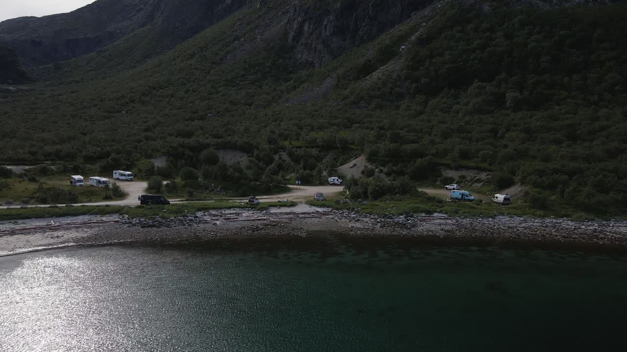camping en la playa y vanlife en la playa de breivika, dønna, noruega - toma aérea de drones
