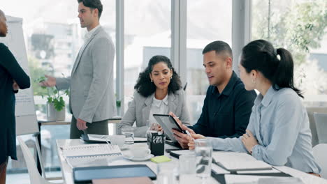 Taller,-Reunión-De-Negocios-Y-Hombre-Con-Tableta