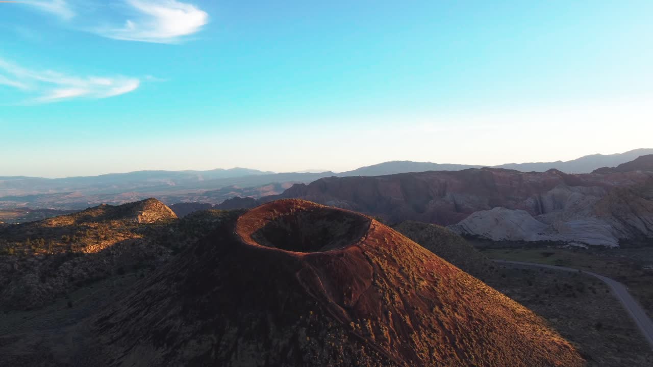미국 유타 주 워싱턴 카운티의 산타 클라라 콘크리트 콘 전망 - 공중 드론 샷