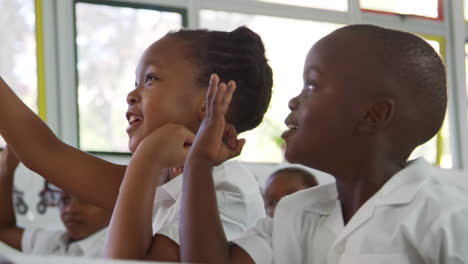 Niños-De-Escuela-Contando-En-Voz-Alta-En-Una-Clase-De-Escuela-Primaria