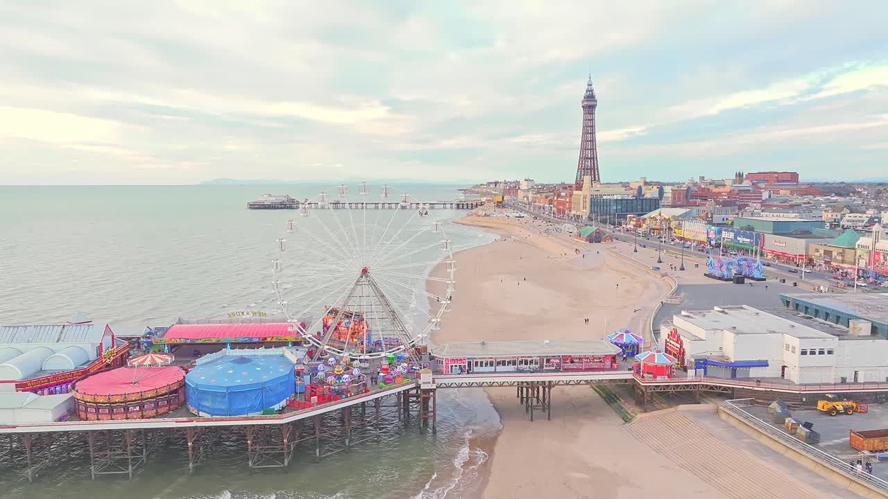 블랙풀 (blackpool) 은 영국 랭커셔 (lancashire) 에 있는 즐거운 휴양 도시이다.