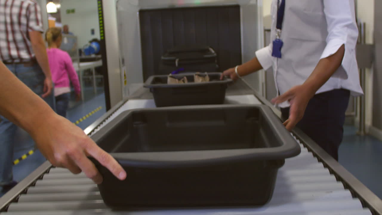 equipaje siendo escaneado por la seguridad en el aeropuerto filmado en r3d