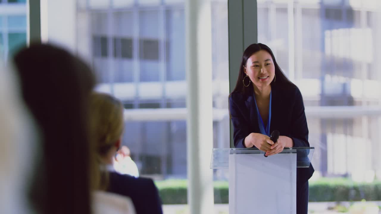 oradora habla en un seminario de negocios en la oficina moderna 4k