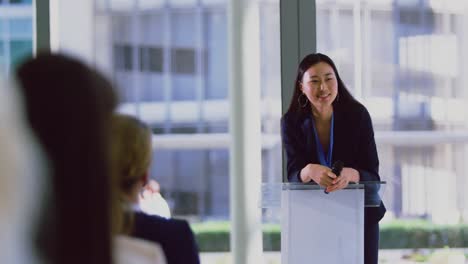 여성 연설자가 현대 사무실 4k에서 비즈니스 세미나에서 말합니다.