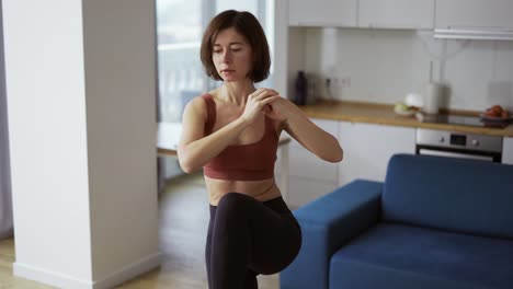 mujer joven deportiva haciendo estocadas de espalda entrenando en casa