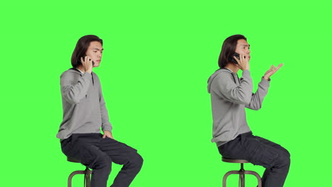 카메라 앞에서 전화를 하는 현대적인 남자