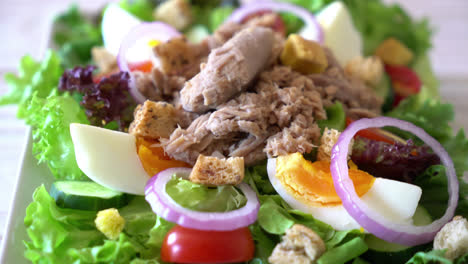 Tuna-with-vegetable-salad-and-eggs