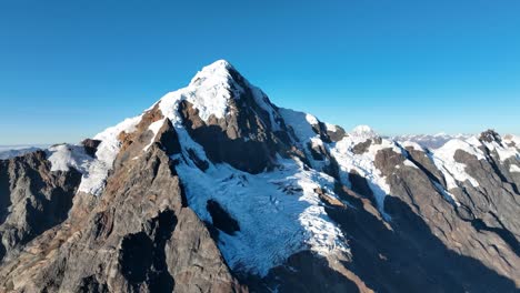 fliegender blick auf die berge, schneebedeckte la veronica, heiliges tal, cusco