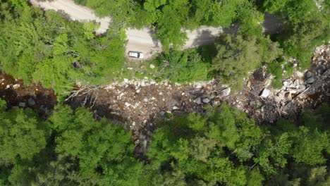 carretera aérea de arriba hacia abajo cerca del río en vermont, ee.uu.