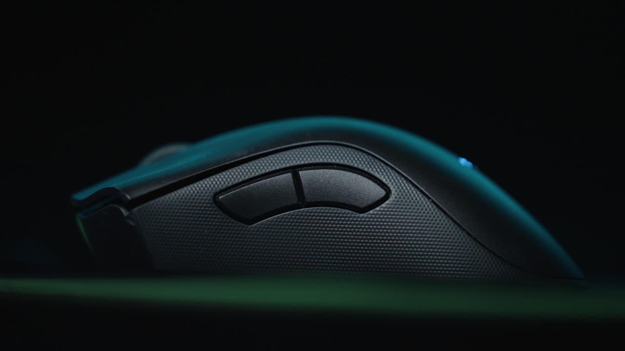 검은색 배경에 rgb 조명과 함께 게임 마우스 근접