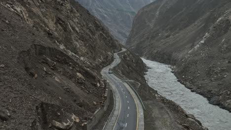 Luftrutschgefahr-Auf-Der-Skardu-Straße-In-Pakistan-In-Der-Nähe-Des-Flusses-Indus