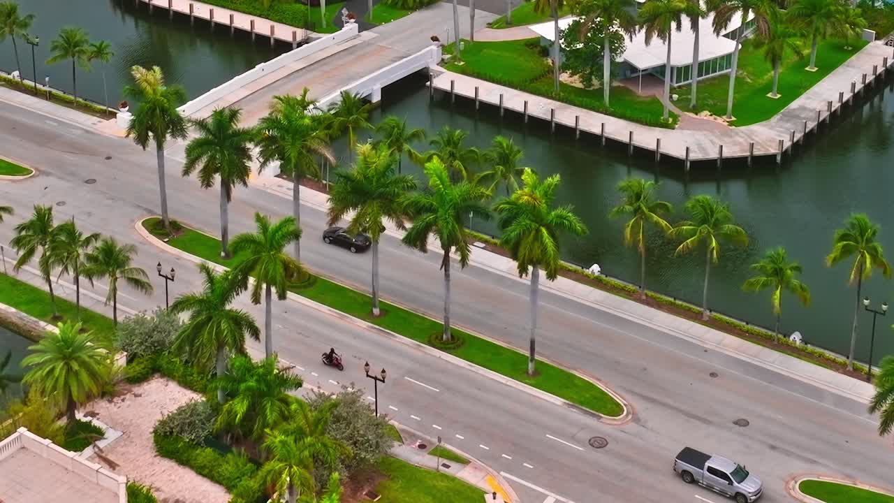 Vista aérea de casas frente al mar y un puente en Miami, EE. UU.