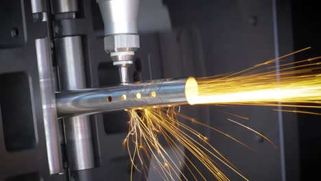 corte con láser y gas de metal, tecnología industrial moderna.