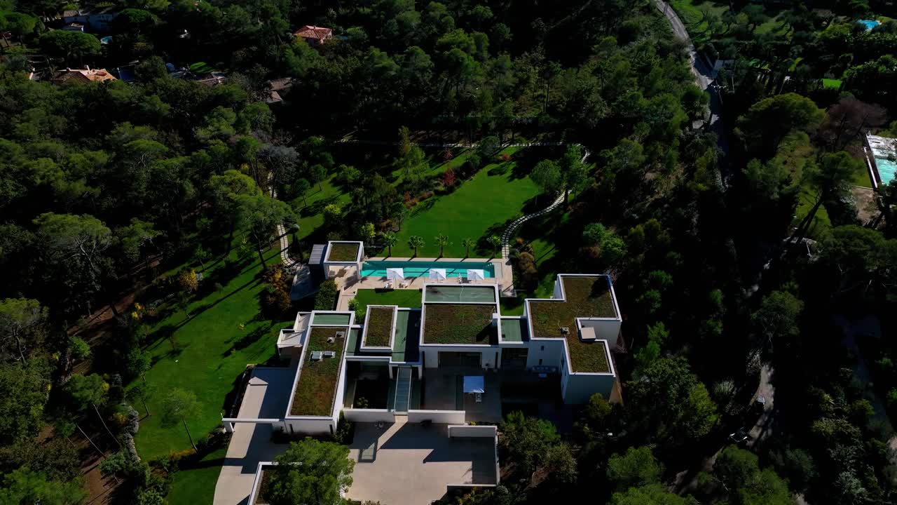 toma de establecimiento de una villa de lujo en mougins que revela la impresionante costa.