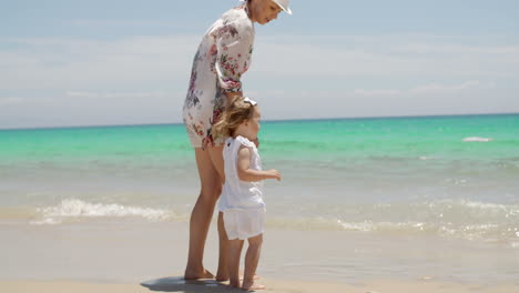 Mutter-Und-Tochter-Genießen-Den-Sommer-Am-Strand