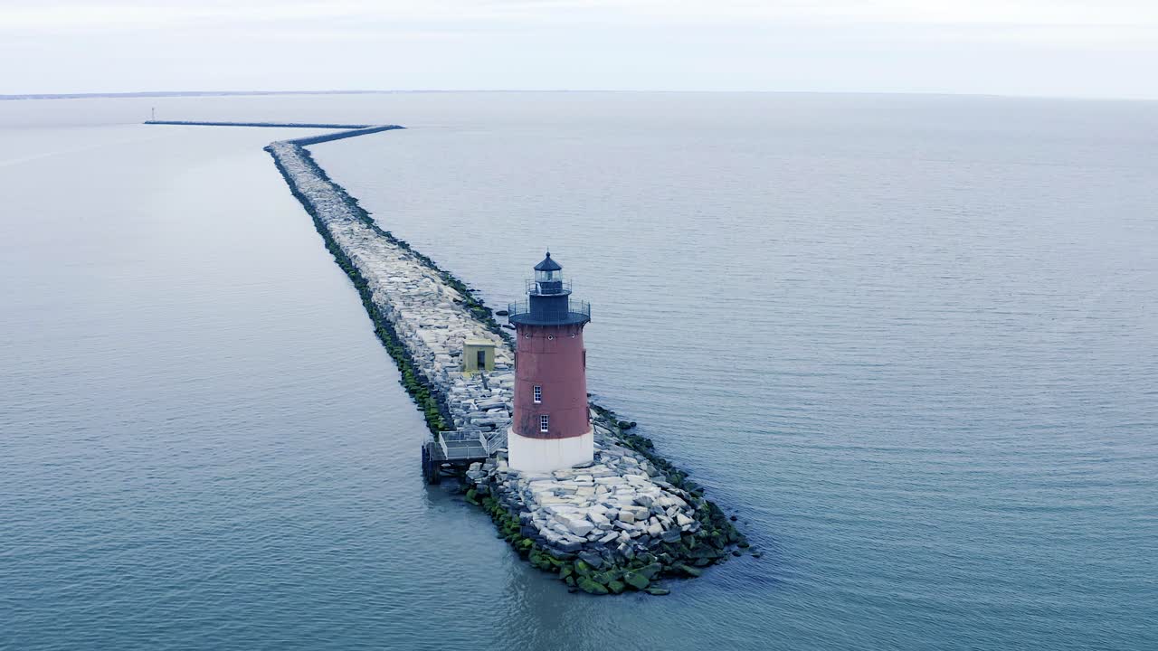 viejo faro de rompeolas rojo cabo henlopen delaware estados unidos en un día nublado de primavera tiro de circunvalación aérea