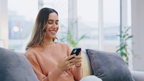 Mujer-Feliz,-Teléfono-Y-Tarjeta-De-Crédito-En-Línea