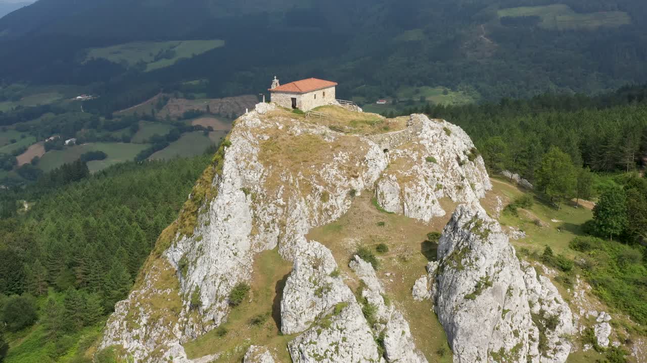 vista aérea de drones de la ermita de aitzorrotz en la cima de una montaña en el país vasco
