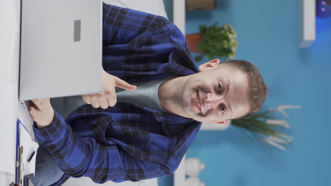 vídeo vertical de un trabajador de oficina en casa sonriendo a la cámara.