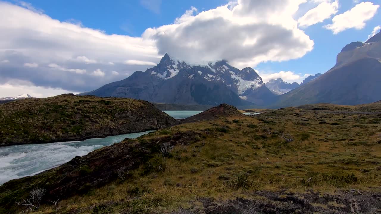 Rivière glaciaire dans le Parc National Torres del Paine avec les montagnes au loin