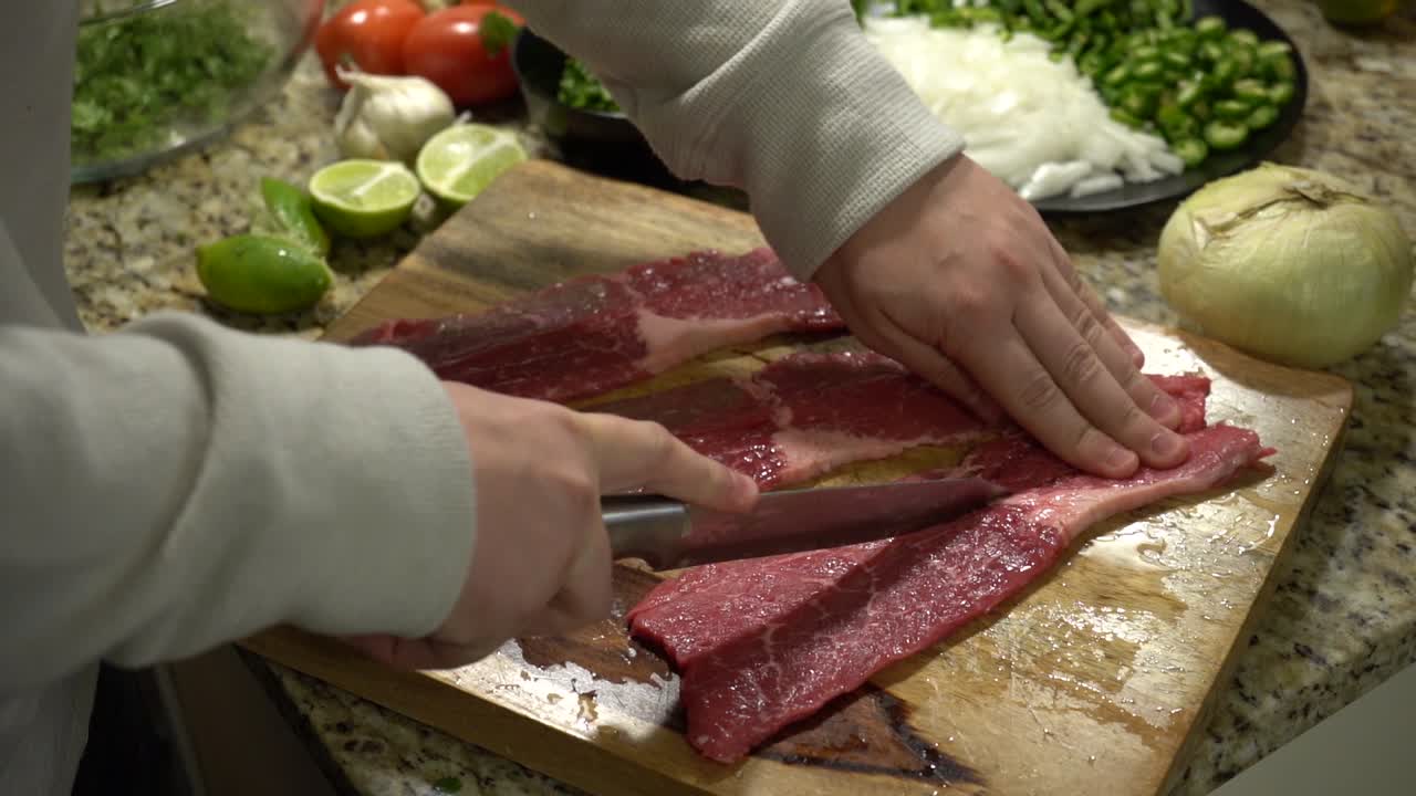 cortar bistec en una tabla de cortar en cámara lenta