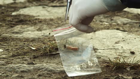 recolección de colillas de cigarrillos en una bolsa de plástico, investigación de la escena del crimen, vista de cierre extremo