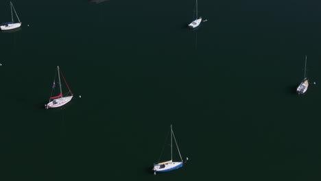 Veleros-Atracado-Lago-Dillon-Puerto-Deportivo-Colorado-Veleros-Principios-De-Otoño-Colores-Aéreo-Cinematográfico-Drone-Mañana-Vista-Frisco-Breckenridge-Silverthorne-Alcance-De-Diez-Millas-Calma-Reflexivo-Agua-Circulo-Movimiento-Correcto