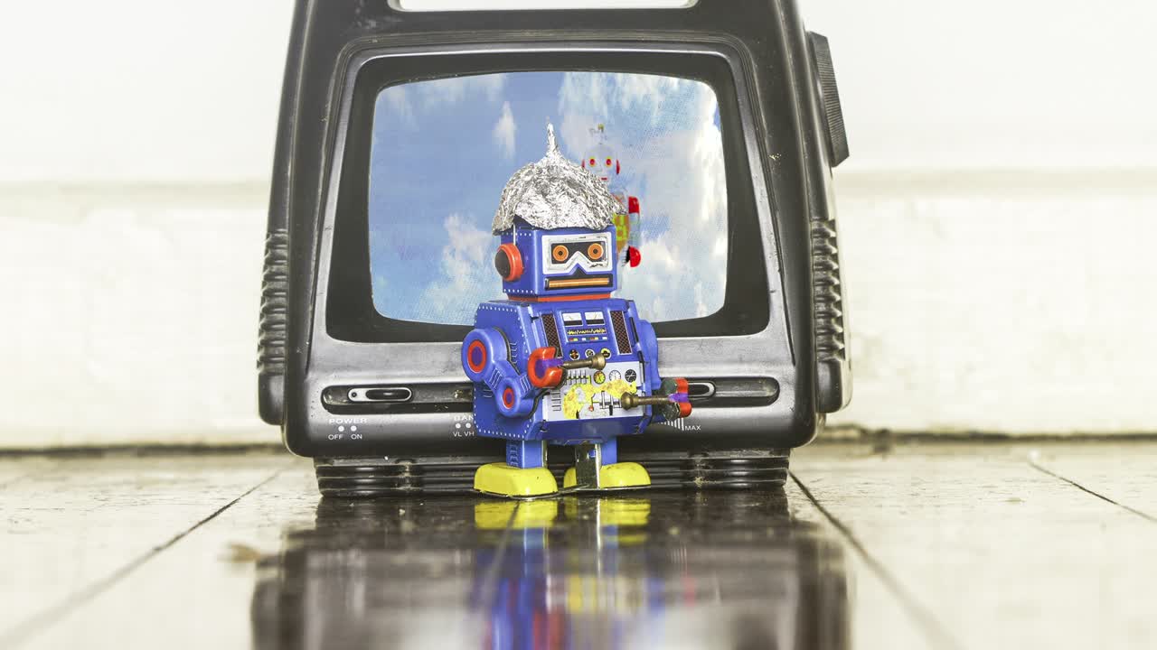 pequeño robot retro y escondido sombrero de aluminio