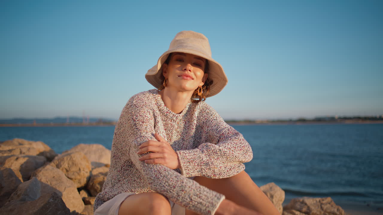 modelo relajado disfrutando de la orilla en el atardecer de verano primer plano. mujer muy sonriente