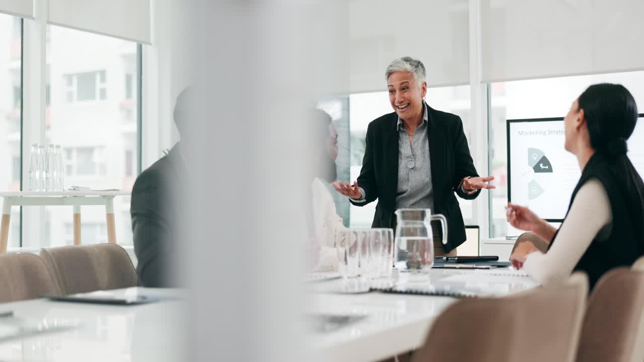 trabajo en equipo, mentor y reunión con una mujer de negocios