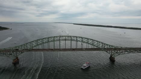 Eine-Luftaufnahme-Der-Fire-Island-Inlet-Bridge-An-Einem-Bewölkten-Morgen-Mit-Ruhigem-Wasser