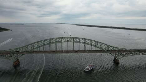 una vista aérea del puente de entrada de la isla de fuego durante una mañana nublada con aguas tranquilas