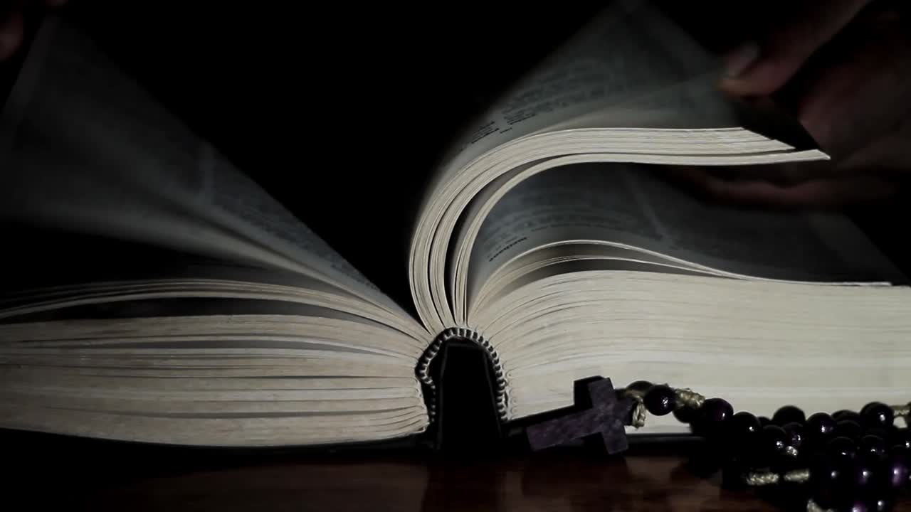 사람들 스톡 푸티지와 흰색 배경으로 성경에 손을 얹고 신에게 기도