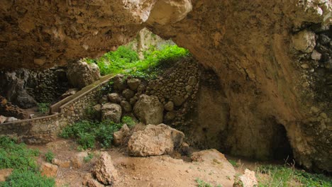 enorme formación rocosa durante la caminata en capri, italia - panorámica