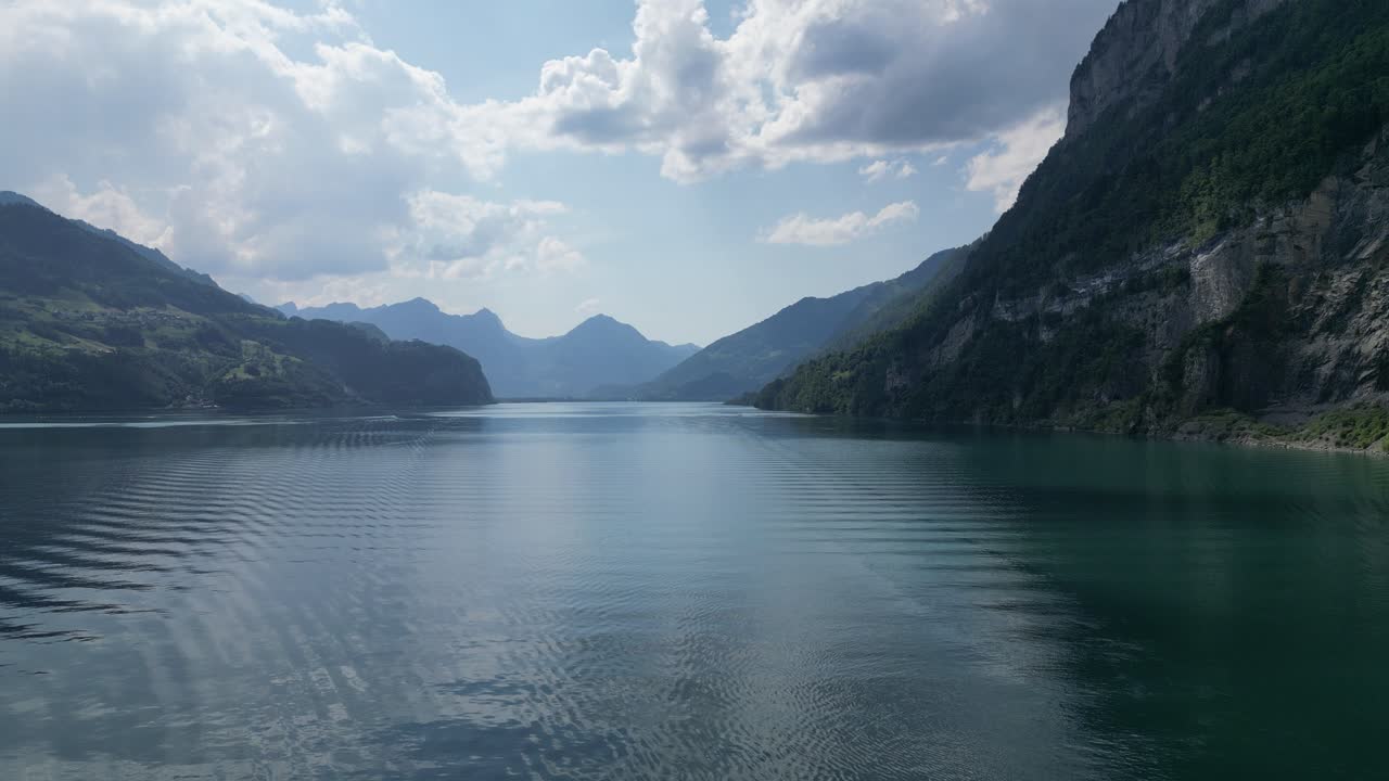 un sueño lúcido como un hermoso paisaje surrealista de suiza el lago walensee