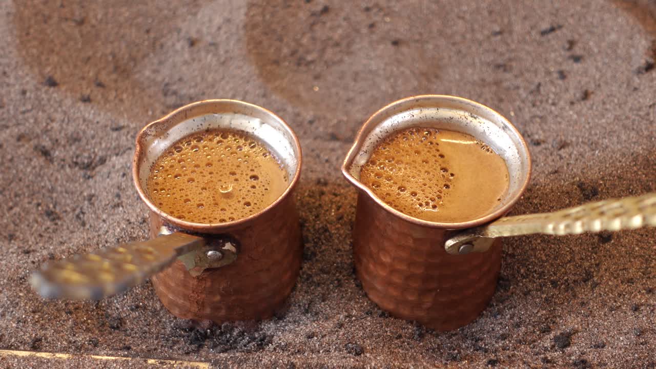 모래 위에 구리 비에 터키 커피