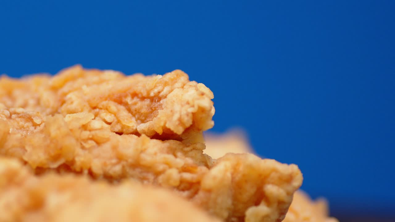 스트립은 테이블 위에 천천히 회전합니다.