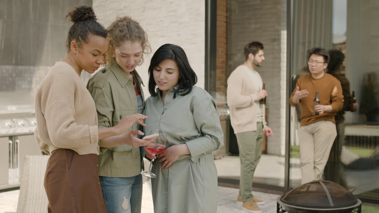 전화에서 뭔가를 찾고 세 여자의 아름다운 그룹