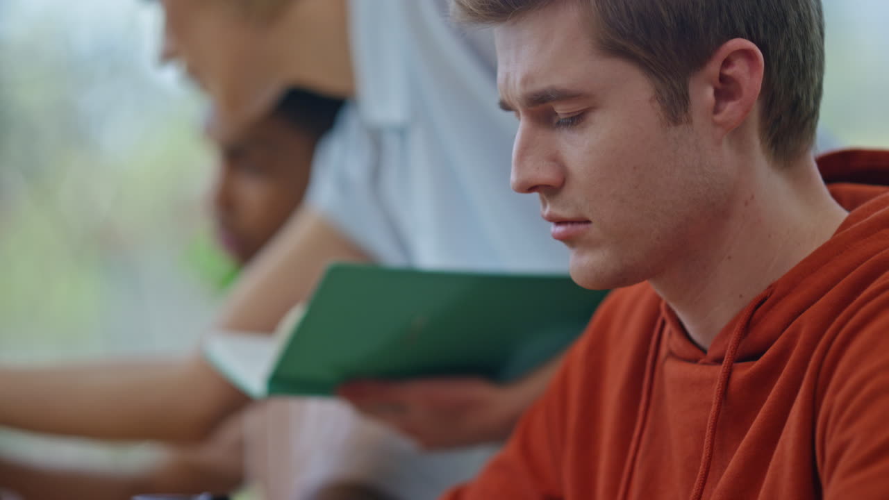 las manos del desarrollador enviando mensajes de texto al teclado de la computadora portátil.