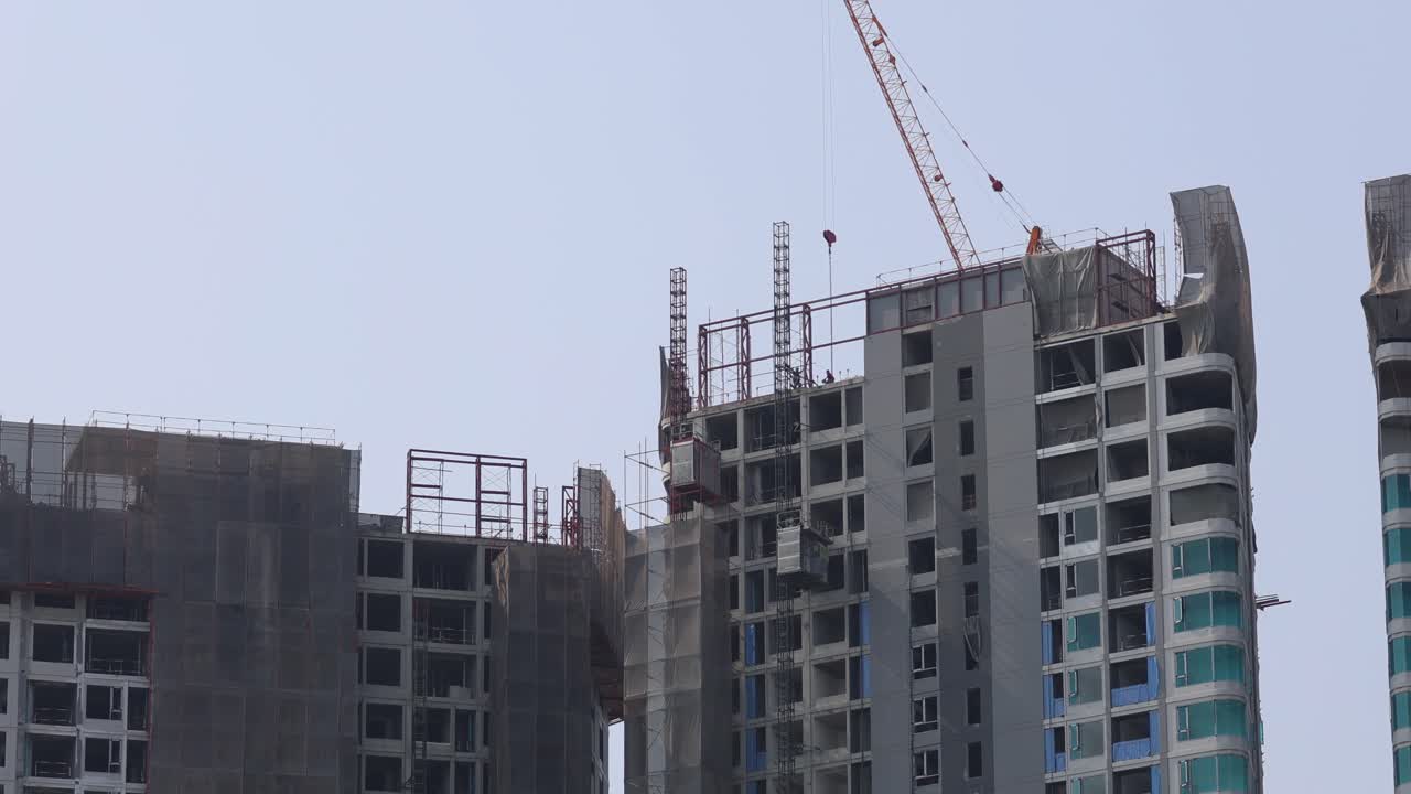 materiales de elevación de grúas en el sitio de construcción