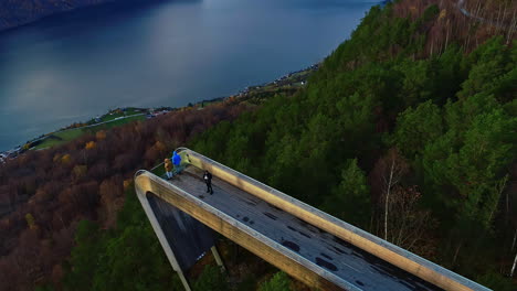 Atemberaubender-Blick-Auf-Den-See-Und-Die-Felsigen-Berge-Im-Freien-In-Norwegen-Alesund