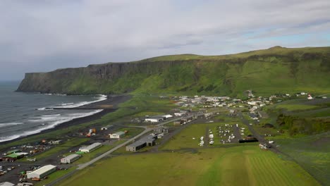 Vik,-Islandia-Horizonte-Drone-Video-Avanzando