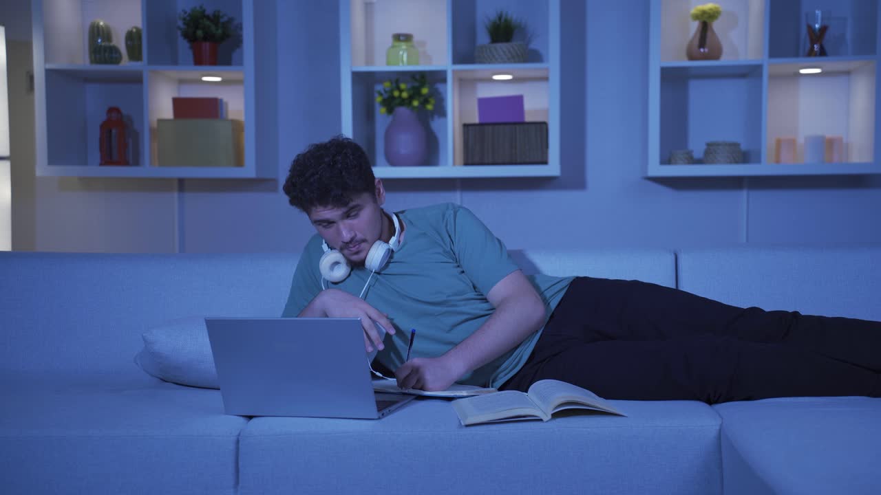 비디오 통화를 통해 친구와 함께 공부하는 학생.