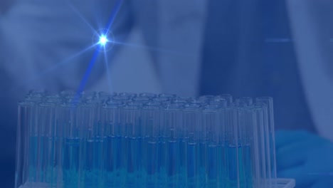 animación del procesamiento de datos sobre un científico con pipeta en el laboratorio