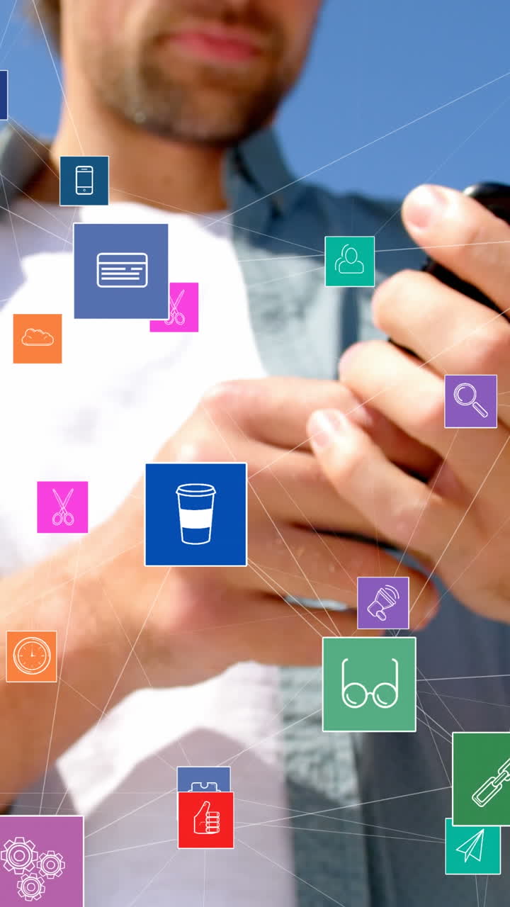 animación de la red de conexiones con iconos sobre el hombre caucásico usando un teléfono inteligente al aire libre